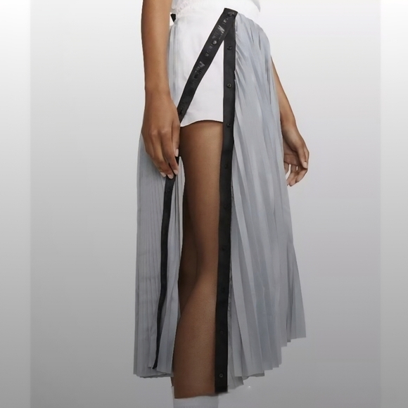 NWOT NIKE SACAI Gray Pleated Midi Skirt With Built In Shorts - Picture 3 of 6